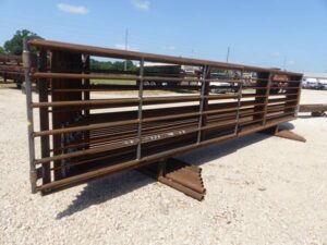 LOT 5920 8 24 FT FREESTANDING PANELS WITH 12 FT GATE 