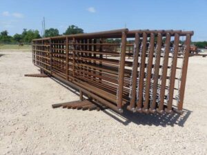 LOT 5920 8 24 FT FREESTANDING PANELS WITH 12 FT GATE 