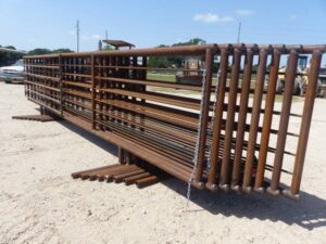 LOT 5922 8 24 FT FREESTANDING PANELS WITH 12 FT GATE 