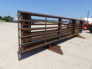 LOT 5922 8 24 FT FREESTANDING PANELS WITH 12 FT GATE 