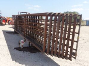 LOT 5922 8 24 FT FREESTANDING PANELS WITH 12 FT GATE 