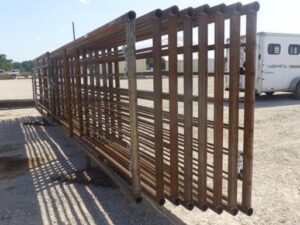 LOT 5930 8 24 FT FREESTANDING PANELS WITH 12 FT GATE 