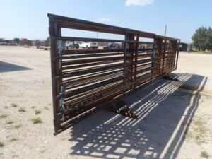 LOT 5930 8 24 FT FREESTANDING PANELS WITH 12 FT GATE 