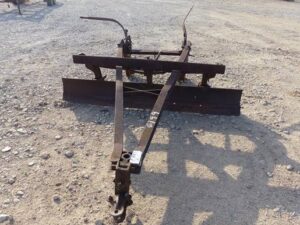 LOT 6199 ANTIQUE PULL BEHIND ROAD BLADE 