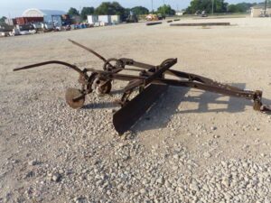 LOT 6199 ANTIQUE PULL BEHIND ROAD BLADE 