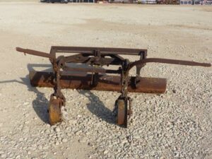 LOT 6199 ANTIQUE PULL BEHIND ROAD BLADE 