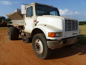 LOT 6204 1990 INTERNATIONAL 4900 FERTILIZER TRUCK 