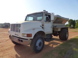 LOT 6204 1990 INTERNATIONAL 4900 FERTILIZER TRUCK 