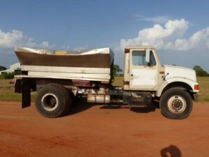 LOT 6204 1990 INTERNATIONAL 4900 FERTILIZER TRUCK 