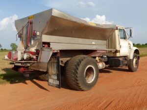LOT 6204 1990 INTERNATIONAL 4900 FERTILIZER TRUCK 