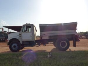 LOT 6204 1990 INTERNATIONAL 4900 FERTILIZER TRUCK 