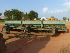 LOT 6207 JOHN DEERE 9300 GRAIN DRILL WITH DOUBLE DISC OPENER 