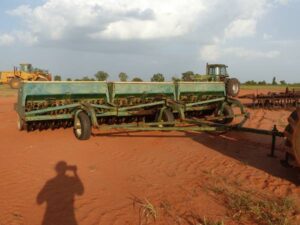 LOT 6207 JOHN DEERE 9300 GRAIN DRILL WITH DOUBLE DISC OPENER 