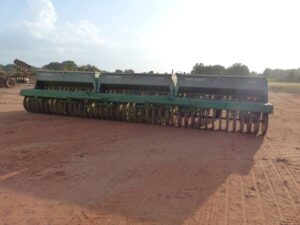 LOT 6207 JOHN DEERE 9300 GRAIN DRILL WITH DOUBLE DISC OPENER 
