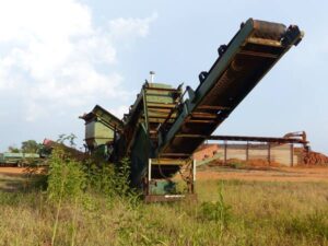 LOT 6209 6 BISON 3 WAY POWER SCREEN WITH HAMMER MILL 