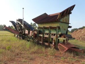 LOT 6209 BISON 3 WAY POWER SCREEN WITH HAMMER MILL 