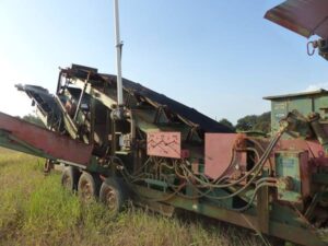 LOT 6209 BISON 3 WAY POWER SCREEN WITH HAMMER MILL 