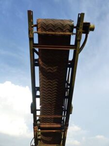 LOT 6209 BISON 3 WAY POWER SCREEN WITH HAMMER MILL 