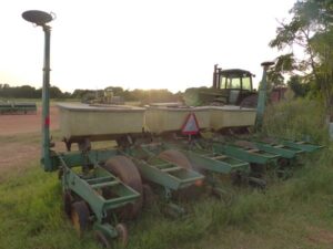 LOT 6211 JOHN DEERE 6 ROW 30" FIXED PLANTER 