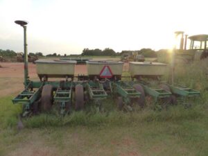 LOT 6211 JOHN DEERE 6 ROW 30" FIXED PLANTER 