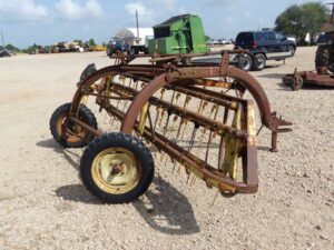 LOT 6213 NEW HOLLAND 258 HAY RAKE 